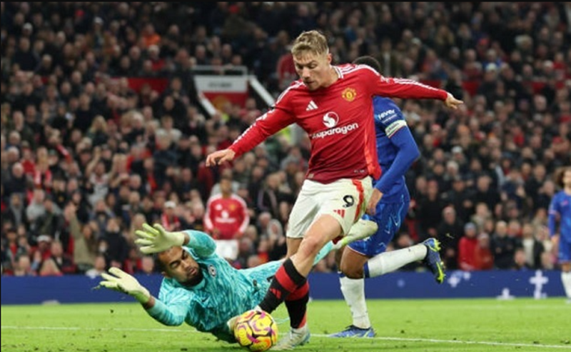 arsenal-tai-chiem-uu-the-neville-chi-trich-nang-sai-sot-cua-sanchez